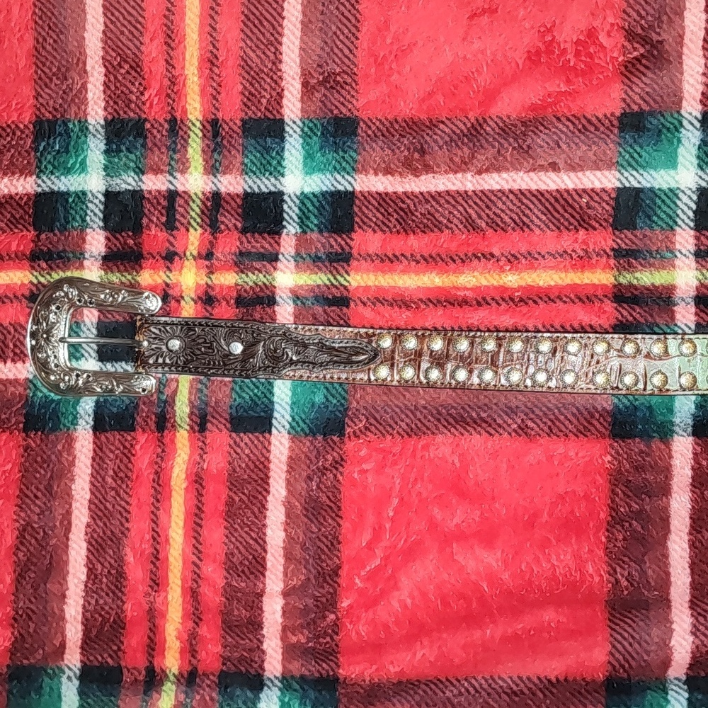 Girls size 24 shyanne studded belt!